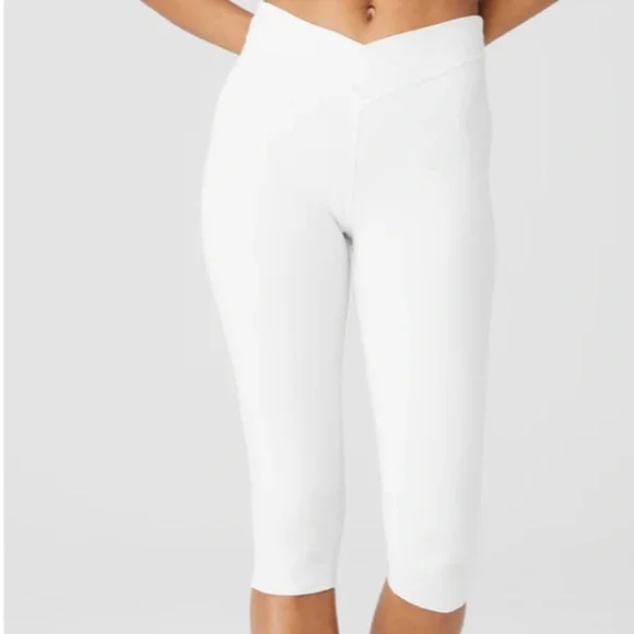 ALO Yoga | Pants & Jumpsuits | Alo Yoga Airbrush Vcut Define Capri Medium |  Poshmark